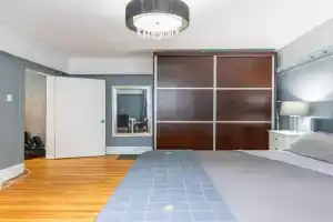 Huge King Room in 3 BedRoom Great Location Downtown Mtl, Montreal