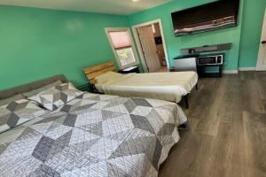 Room with pool view close to Sofi Stadium and LAX, Inglewood