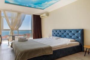 Apartment with a terrace and incredible sea views, Odessa