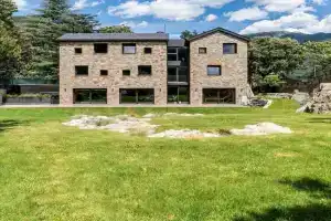 Historic French Embassy Gardens Chalet in Andorra l by BonesVacances, Andorra La Vella