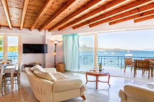 SALTY BREEZE Beachfront Apartment, Lygia