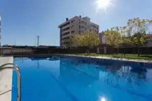 Apartamento Medrano PISCINA AIRE ACONDICIONADO terraza y 5 minutos del centro en coche ideal para mascotas, Logrono