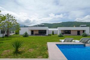 Cinema Pool & Hot Tub Luxe White Villa, Dilijan