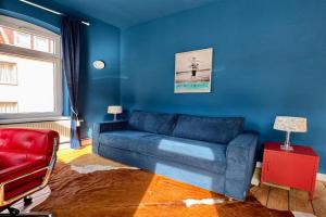 CLS Große City Altbau Wohnung für 4 Personen mit XXL Dusche, neues Bad, Dielen, Schlafsofa 160x200 mit 20cm Matratze, Smart TV & schnellem WLAN in Ost, Nespresso Maschine inklusive Kapseln, Nähe HAWK, Uni, Bosch, Ostbahnhof, A7 Apartments, Hildesheim