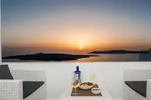 Corrado Caldera Apartments, Fira