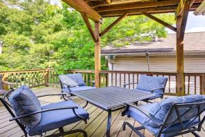 10 Mi to Keeneland Family Home with Deck and Yard Guest house, Lexington