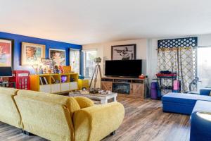 8 Mi to Dtwn Groovy Pet-Friendly Condo Apartments, Aurora