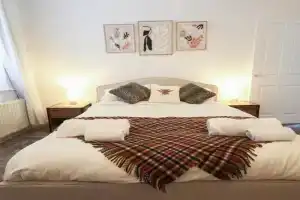 Spacious Home - 4 Bedrooms - Sleeps 9 - FREE Superfast 1GB Wi-Fi - 55" Smart TV - FREE Parking, Newcastle upon Tyne