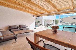 Mare`s House Private Apartment with Pool, Karlobag