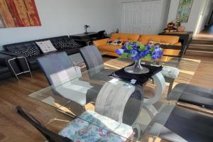 3 Bedroom House Near Airport and Downtown, Calgary