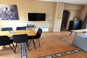 Charming 2BR Classic Flat with Fast Wi-Fi Apartments, Larnaka