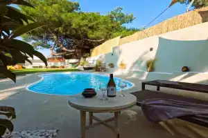 Cozy Mama Evas Homestay with Pool and Garden for Groups of 4, Korinthos