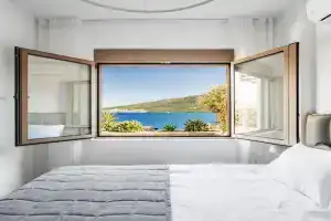 New Apartment with sea view terrace and pool, Baosici