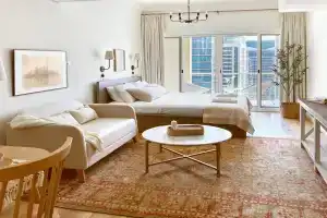 Stylish Lakefront Studio with King Bed and Balcony, Dubai