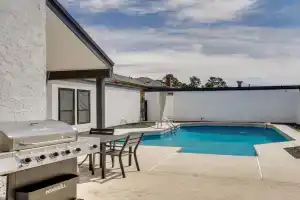 Outdoor Entertainment Area Spacious Home! Guest house, Midland