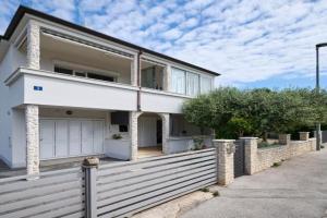 Apartments with swimming pools - 24680, Umag