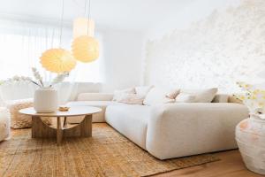2 BR Apartment - ZENTRAL - KÜCHE - BALKON - WIFI - NETFLIX - BUSINESS - KAFFE - PARKHAUS, Wiesbaden