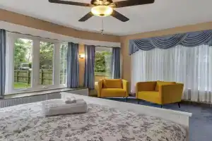 Close to the Falls Big Historic Home Air Conditioning Parking Guest house, Niagara Falls