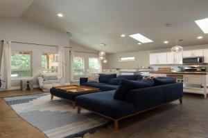 Private Hot-Tub- 3 BDR for 8 Pet's OK Guest house, Bend
