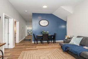 Queen City Retreat 1 Cozy Home for 6 Near Attractions & Restaurants Apartments, Cincinnati