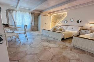 Godano Rooms, Gasponi