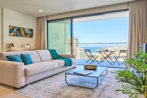 Seascape Heights - Sleek 14th Floor Apartment with Unrivalled Views, Pembroke