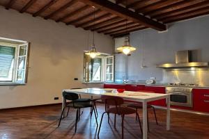 La finestra su Apartments, Pisa