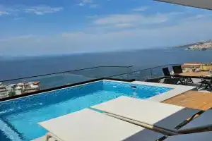 Penthouse Paradise, Sarande