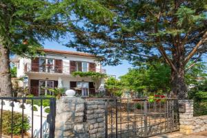 Beautiful Apartment In, Pinezici