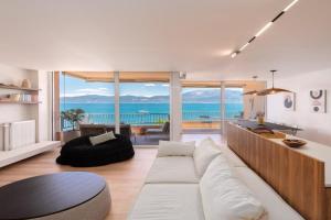 Sea Flow - Luxury seafront Penthouse at Psani Beach, Nafpaktos