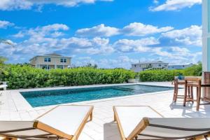 Paradise Found - Luxury Waterfront Pool Home, 50' Dock Guest house, Marathon