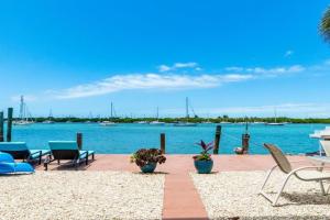 Sanctuary Bay - Private Waterfront Home, 42' Dock Guest house, Marathon
