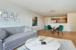 Astoria Escape - Bright condo with work desk by Prime! Apartments, Victoria