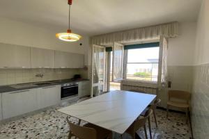 Ampio appartamento vista mare per 6 persone Apartments, Albenga