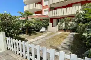 Apartment with garden and pool, Caorle