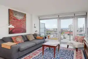 Sunset Place-Deluxe One Bedroom Condo in the Escher Building, Sunset Views and Beyond, Victoria