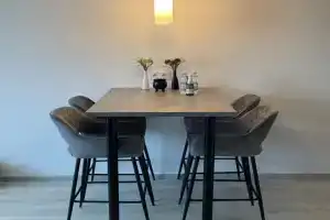 BB Apartman, Tata