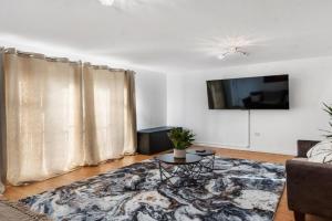 Spacious 4-Bed Home Near City Links Guest house, Manchester