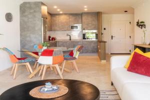 Stylish Coastal Living Near Marina Apartments, Estepona
