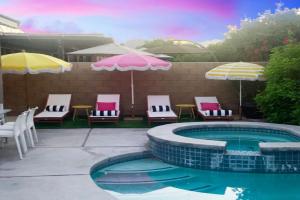 Tiki Boho Pool Spa Arcade Mini Golf BBQ Guest house, Indio