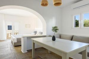 Phaedrus Living Cycladic Residences 8 Apartments, Logaras