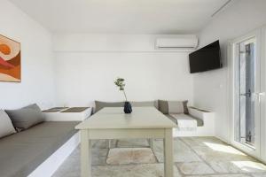 Phaedrus Living Cycladic Residences 9 Apartments, Logaras