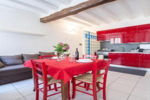 GuestHost - Bright and Central Apartment in, Parma