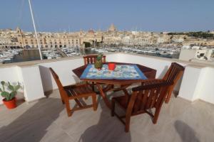 Seaside Independent Townhouse with Lift & Free Parking, Valetta