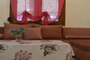 Oikia Samiotaki Emmanouil Apartments, Sarti