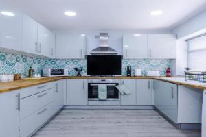 Stylish 3BR-Colourful-Sleeps 5 Guest house, Manchester