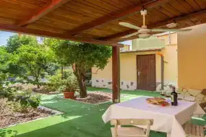 Secret Garden - Big garden near station & centre Apartments, Oristano
