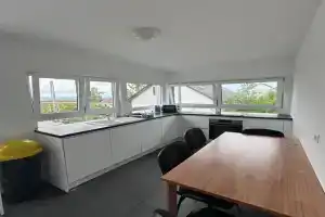Unterkunft nahe Flughafen, mit Dachterrasse, 3 Schlafzimmer Apartments, Filderstadt