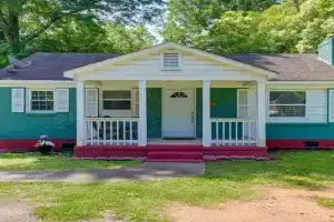 5 Mi to Uptown Hideaway with Yard Guest house, Charlotte