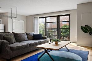 CozySuites Mill District with pool gym #13, Minneapolis